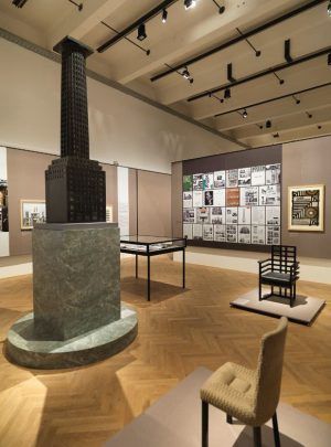 MAK-Ausstellungsansicht, 2014, WEGE DER MODERNE. Josef Hoffmann, Adolf Loos und die Folgen, MAK-Ausstellungshalle, Bildmitte: Adolf Loos, The Chicago Tribune Column, Chicago, Michigan Avenue, Austin Avenue, St. Clair Street, Projekt, 1922, Baukörper- und Fassadenmodell, Maßstab 1:50, Rekonstruktion/Modellbau 1984/85: Hans Hollein, Gerhard Jäger, Günther Ströjnik, Liedl & Schindler, Wien Museum © Peter Kainz/MAK.