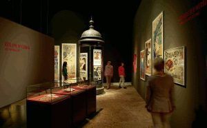 Litfasssäule und Plakate aus Wege in die Moderne. Weltausstellungen, Medien und Musik im 19. Jahrhundert im Germanischen Nationalmuseum, Nürnberg.