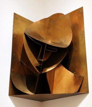Naum Gabo, Konstruktiver Kopf Nr. 3 (Kopf in einer Ecknische), 1917 (Rekonstruktion 1964), Silikatbronze, 62 × 70 × 35 cm © Berlinische Galerie, The Work of Naum Gabo (Nina & Graham Williams).
