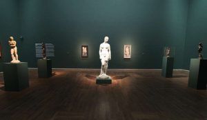 Wilhelm Lehmbruck, Installationsansicht mit der Skulptur Große Stehende, 1910–1912, Marmor (Lehmbruck Museum, Duisburg) und vier kleinere Plastiken, Ausstellungsansicht Leopold Museum 2016, Foto: Alexandra Matzner