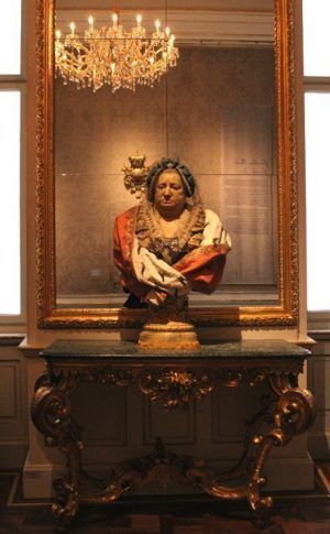 Das Winterpalais des Prinzen Eugen, Gelber Salon / Galerie, Francesco Orso, Büste der Prinzessin Anna Maria Viktoria von Savoyen, um 1760, Wachs, polychrom gefasst, Stoffbekleidung; Holzsockel vergoldet, 100 × 60 × 40 cm, Castello ducale di Agliè, Turin, Foto: Alexandra Matzner.