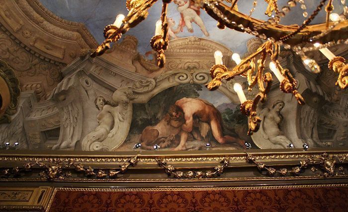 Das Winterpalais des Prinzen Eugen, Roter Salon / Audienzzimmer, Herkules und der Nemäische Löwe von Lanzani und Chiarini, 1697, Foto: Alexandra Matzner.