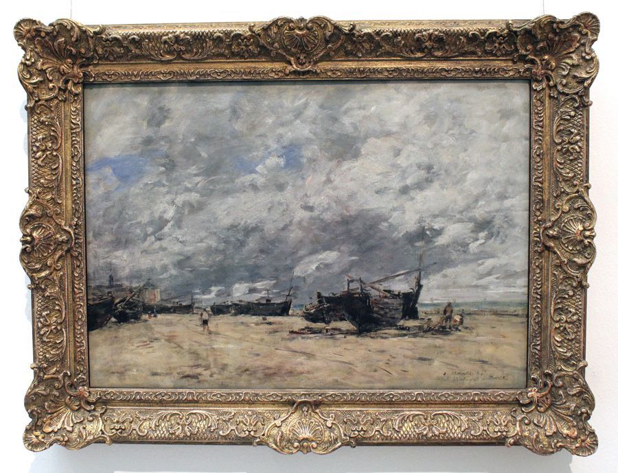 Eugène Louis Boudin, Fischerboote am Strand, 1865 (Privatbesitz), Installationsansicht „Wolken“ im Leopold Museum, Foto: Alexandra Matzner.