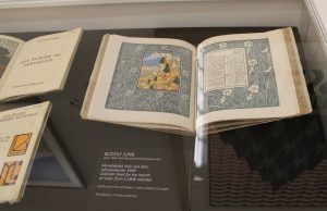 Rudolf Junk, Monatsblatt Juli aus dem Jahreskalender 1908 (Privatbesitz), Installationsansicht „Wolken“ im Leopold Museum, Foto: Alexandra Matzner.