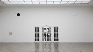 Svenja Deininger, Eingangswand, Echo of a Mirror Fragment, Installationsfoto: Alexandra Matzner, ARTinWORDS.
