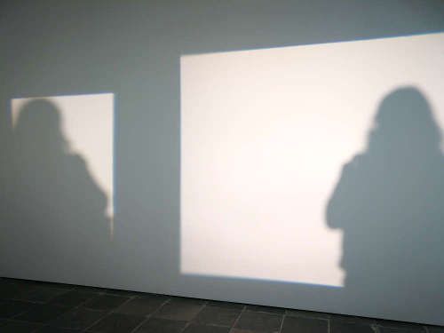 Juergen Staack, Shadows, 2016, Scheinwerfer und Spiegel Maße variabel, Ausstellungsansicht 21er Haus, Wien, 2017, Foto: Alexandra Matzner, ARTinWORDS