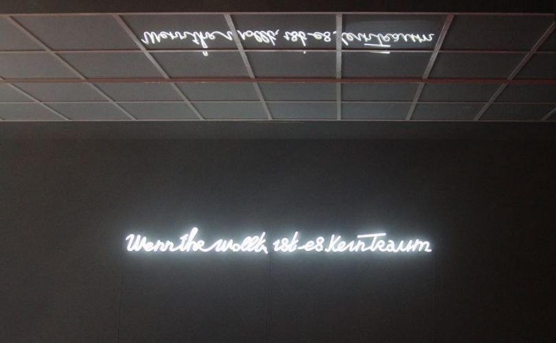 Yael Bartana, "Wenn ihr wollt, ist es kein Traum" (Neonschrift), Ausstellungsansicht aus der Wiener Secession (7.12.2012-10.2.2013), Neon-Schriftzug "Wenn ihr wollt, ist es kein Traum", Foto: Alexandra Matzner.