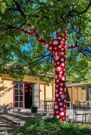 Yayoi Kusama, Ascension of Polka Dots on the Trees, 2016, Ausstellungsansicht im Moderna Museet/ArkDes, Stockholm, als Teil der Ausstellung „Yayoi Kusama – In Infinity“, 2016 © Yayoi Kusama. Courtesy of Ota Fine Arts, Tokyo/Singapore, Victoria Miro Gallery, London, David Zwirner, New York. Foto: Åsa Lundén/Moderna Museet.