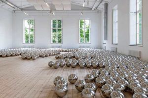 Yayoi Kusama, Narcissus Garden, 1966, Installationsansicht im Moderna Museet/ArkDes, Stockholm, als Teil der Ausstellung „Yayoi Kusama – In Infinity“, 2016 © Yayoi Kusama. Courtesy of Ota Fine Arts, Tokyo/Singapore, Victoria Miro Gallery, London, David Zwirner, New York. Foto: Åsa Lundén/Moderna Museet.