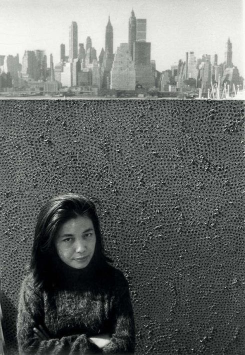 Yayoi Kusama mit einem ihrer Infinity Net Gemälden in New York, um 1961 © Yayoi Kusama, Courtesy of Ota Fine Arts, Tokyo/Singapore, Victoria Miro Gallery, London, David Zwirner, New York.